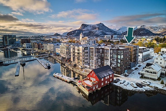 Velkommen til Parkgata 8 - rett bak Tindvær og kaifronten i Svolvær sentrum