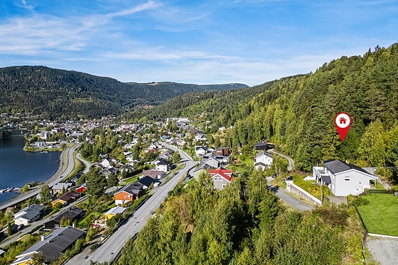 Velkommen til Garlivegen 63! I Garlivegen 63 er det sol fra tidlig morgen til sent på kveld om sommeren, og flere timer midt på dagen vinterstid.