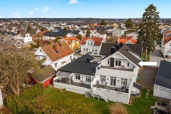 Leiligheten er i 2. etasje. Uteplassen er usjenert og har veldig gode solforhold, da uteplassens bredside vender rett mot syd og kortsidene mot øst og vest.