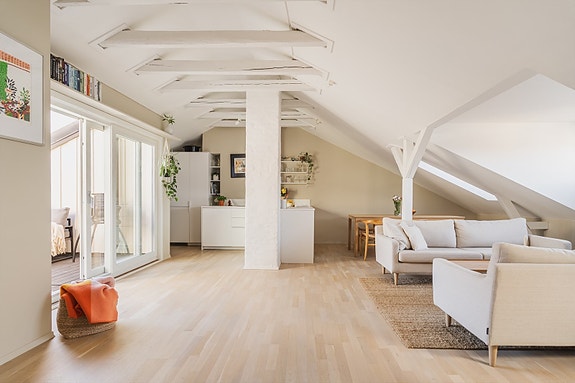 Velkommen til St. Olavs gate 8A - Tiltalende og lekker 3-roms toppleilighet med en solrik takterrasse på 8 kvm. Leiligheten ligger i byggets 4. etg