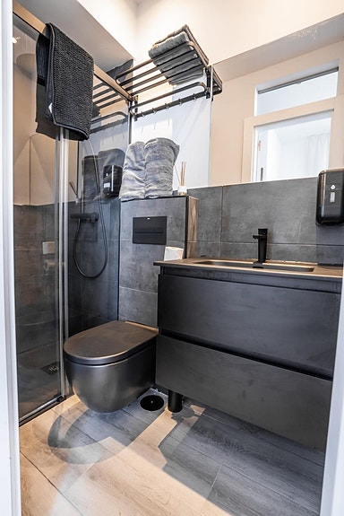 Unik penthouse i Nueva Andalucía - delt opp i 7 studioer med turistlisens og solid leieinntekt