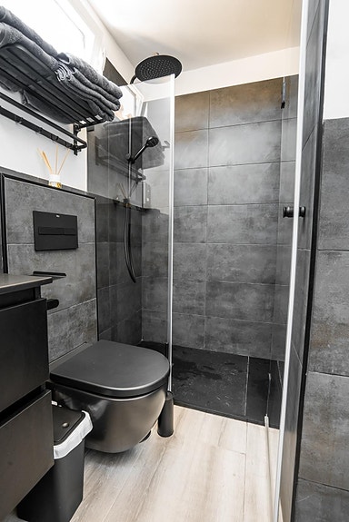 Unik penthouse i Nueva Andalucía - delt opp i 7 studioer med turistlisens og solid leieinntekt