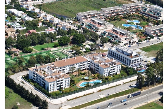 Unik penthouse i Nueva Andalucía - delt opp i 7 studioer med turistlisens og solid leieinntekt