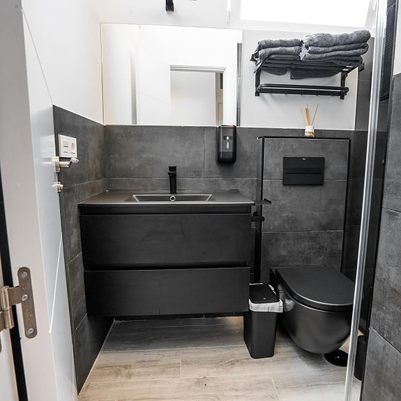 Unik penthouse i Nueva Andalucía - delt opp i 7 studioer med turistlisens og solid leieinntekt