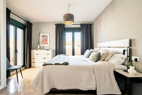 Strandnær penthouse med 3 soverom - To solrike terrasser og sjøutsikt | Perfekt som feriebolig og utleieobjekt