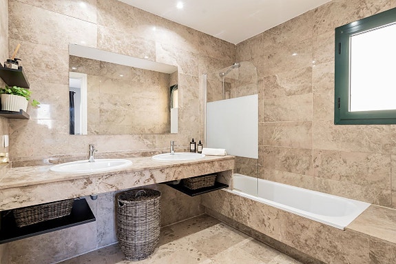 Strandnær penthouse med 3 soverom - To solrike terrasser og sjøutsikt | Perfekt som feriebolig og utleieobjekt