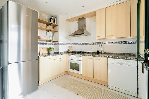 Strandnær penthouse med 3 soverom - To solrike terrasser og sjøutsikt | Perfekt som feriebolig og utleieobjekt