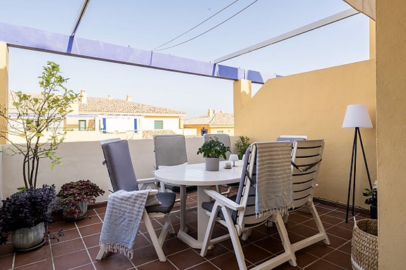 Strandnær penthouse med 3 soverom - To solrike terrasser og sjøutsikt | Perfekt som feriebolig og utleieobjekt