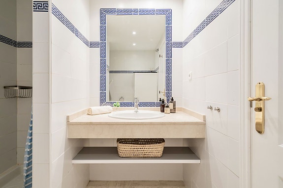 Strandnær penthouse med 3 soverom - To solrike terrasser og sjøutsikt | Perfekt som feriebolig og utleieobjekt