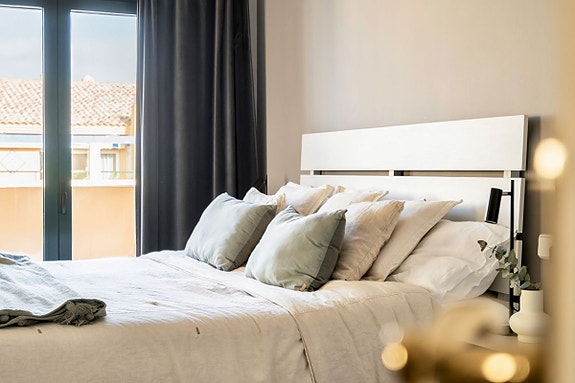 Strandnær penthouse med 3 soverom - To solrike terrasser og sjøutsikt | Perfekt som feriebolig og utleieobjekt