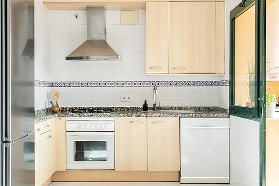 Strandnær penthouse med 3 soverom - To solrike terrasser og sjøutsikt | Perfekt som feriebolig og utleieobjekt