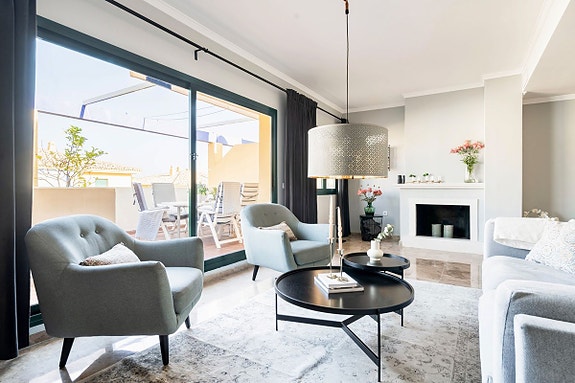 Strandnær penthouse med 3 soverom - To solrike terrasser og sjøutsikt | Perfekt som feriebolig og utleieobjekt