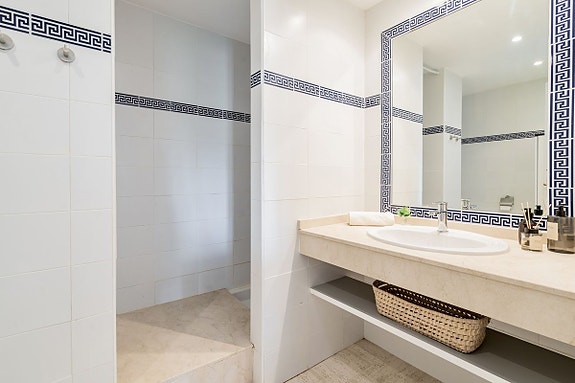 Strandnær penthouse med 3 soverom - To solrike terrasser og sjøutsikt | Perfekt som feriebolig og utleieobjekt