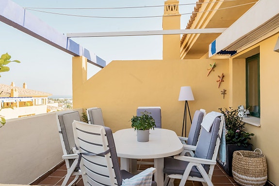 Strandnær penthouse med 3 soverom - To solrike terrasser og sjøutsikt | Perfekt som feriebolig og utleieobjekt