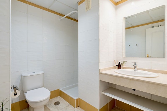 Strandnær penthouse med 3 soverom - To solrike terrasser og sjøutsikt | Perfekt som feriebolig og utleieobjekt