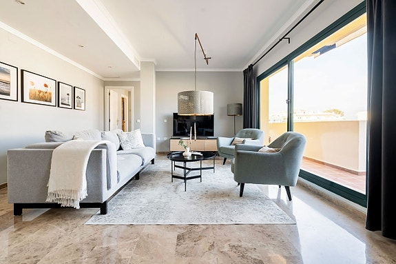 Strandnær penthouse med 3 soverom - To solrike terrasser og sjøutsikt | Perfekt som feriebolig og utleieobjekt