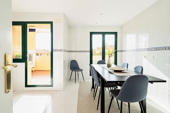 Strandnær penthouse med 3 soverom - To solrike terrasser og sjøutsikt | Perfekt som feriebolig og utleieobjekt