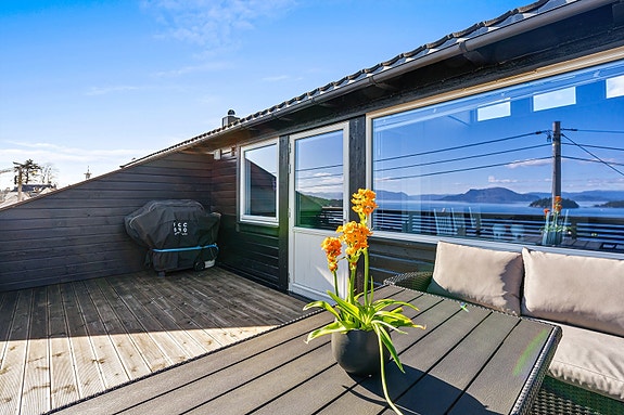 Rekkehus nær Leirvik sentrum m/nydelig panoramautsikt til sjø