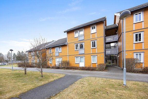 Velkommen til Orresvingen 42 D! En lys og fin 3-roms leilighet i 2. etasje.