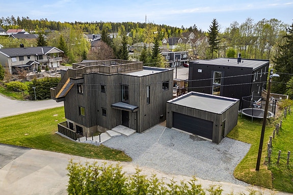 Laubakken 2A - Er en stilren og lekker arkitekttegnet funkisbolig, ferdigstilt i mai 2024 med gjennomført høy kvalitet over materialvalgene og smarte tekniske løsninger. Boligen er påkostet med vedlikeholdsfri kledning.