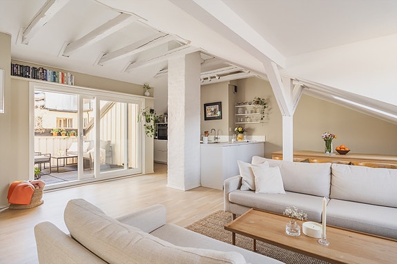 Velkommen til St. Olavs gate 8A - Tiltalende og lekker 3-roms toppleilighet med en solrik takterrasse på 8 kvm. Leiligheten ligger i byggets 4. etg