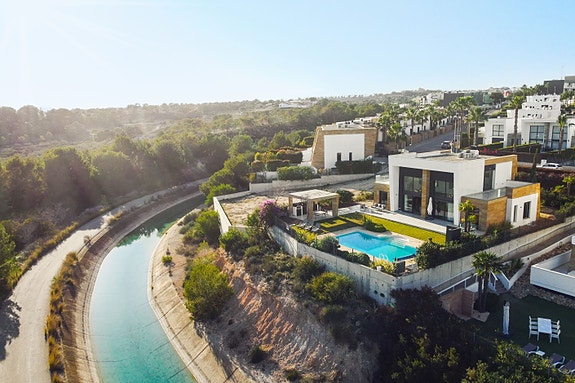 Sjelden mulighet! Luksuriøs villa med 5 soverom - Høy standard, privat basseng og flott beliggenhet