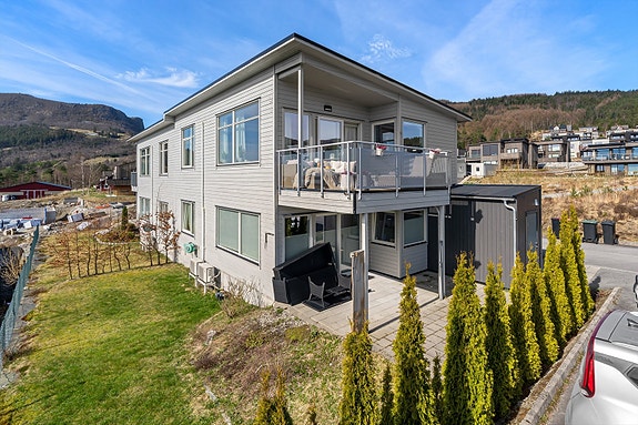 Moderne og stilfull endeleilighet i 2. etasje med fantastisk utsikt