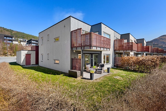 Moderne endeleilighet i 1. etasje med høy standard og solrik terrasse/hage