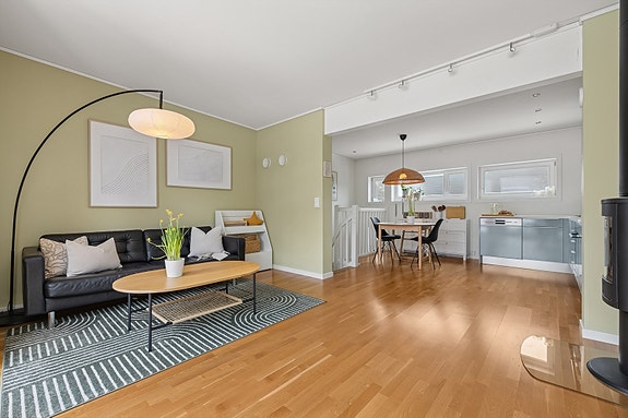 Velkommen til Oksval Terrasse 36 C. Lekkert rekkehus med to soverom, fine uteplasser og peisovn.