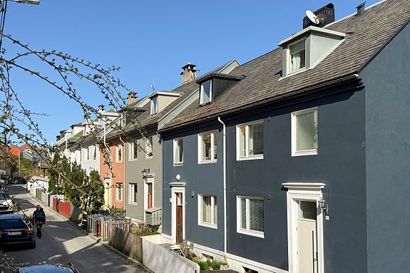 Velkommen Nordre Skogveien 25! En flott, innholdsrik 5-romsleilighet med sentral og attraktiv beliggenhet i en rolig gate.