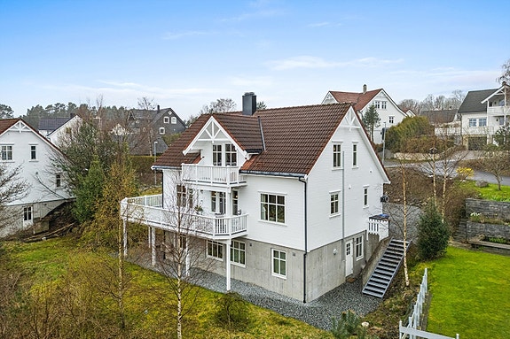 Innholdsrik enebolig innredet over 3 etasjer