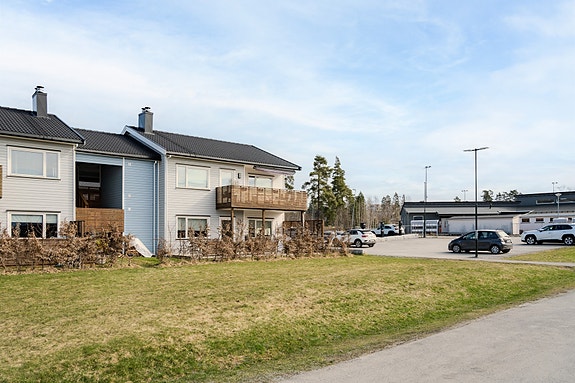 Velkommen Skogfaret 91 på Tomter - en pen 3-romsleilighet i 2.etg. fra 2018.