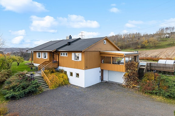 Innholdsrik og velholdt enebolig med praktisk planløsning, garasje i tilknytning til boligen og innglasset basseng.