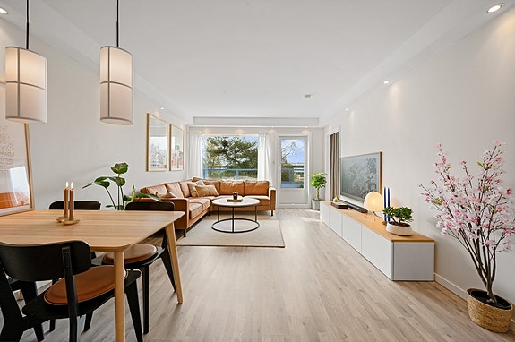 Stue/kjøkken er målt til å være ca. 27,4 m² og har god plass til både sofa- og spisegruppe i tillegg til annen ønsket innredning.