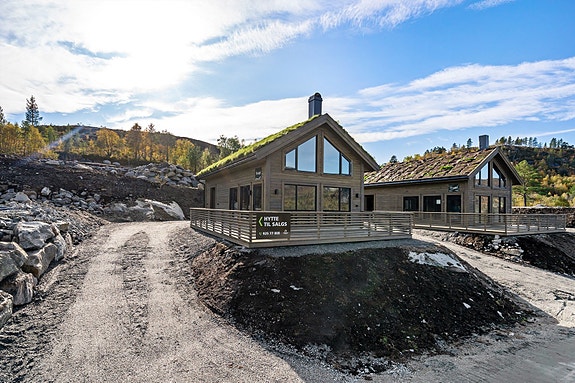 Vi har gleden av å presentere en prosjektert fritidsbolig med stor romslig stue, 3 soverom, loftstue samt kort vei til lysløype og skibakke. (Bilde fra tilsvarende hytte)