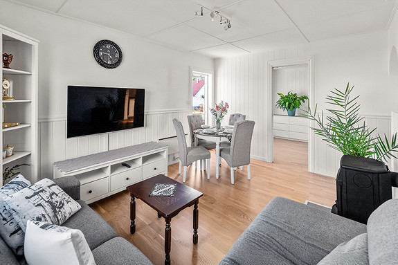 Lys og moderne stue med god plass til møblering og spisebord.