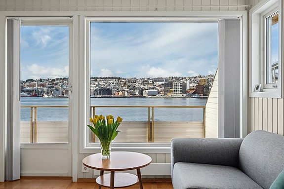 Velkommen til Tromsøysundvegen 30B med spektakulær utsikt mot Tromsøysundet /Tromsøya