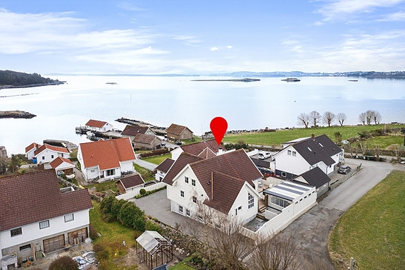 Velkommen til Bru og Naustveien 13. En svært innholdsrik bolig med totalt BRA på 428 m². Idyllisk beliggenhet. 4 garasjeplasser +++ 25 min. kjøring fra Stavanger sentrum.