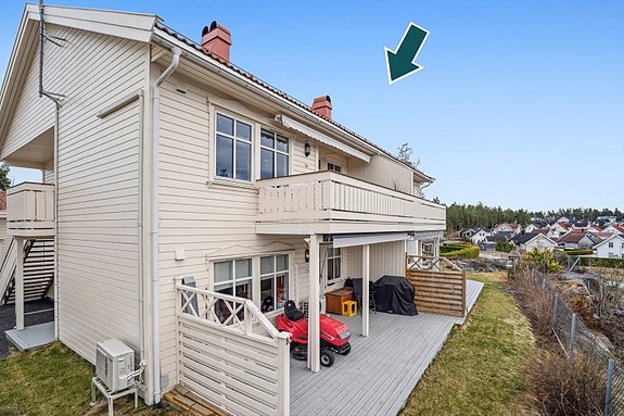 Velkommen til Størens vei 29D. Leiligheten ligger i 2. etasje. Det medfølger også garasjeplass.