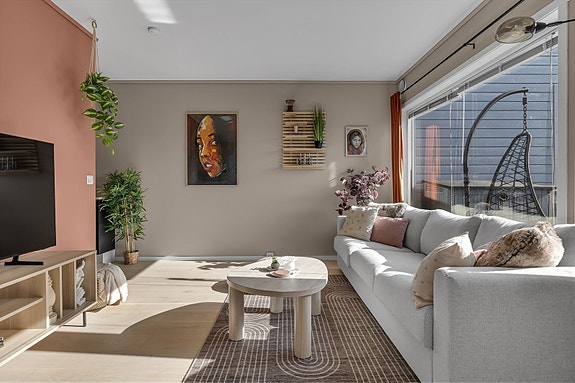 Velkommen til Balsfjordvinden 6A! En Innbydende og delikat 2-roms med sørvendt terrasse, kort vei til sentrum og parkering i garasje!