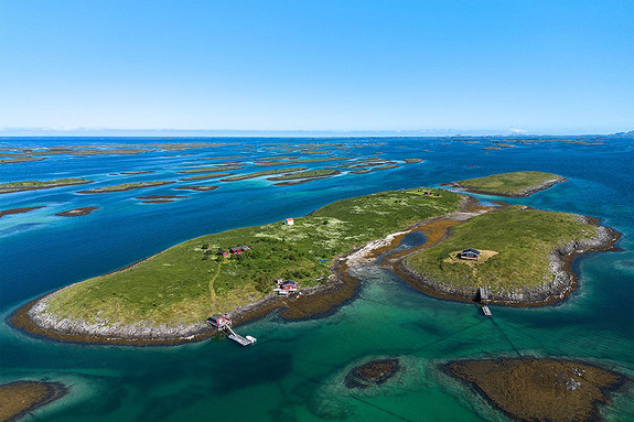 Bebyggelsen på eiendommen består av fritidsboligen, uthus, naust med kai og flytebrygge, samt utedo. Det er etablert tre andre eiendommer på øya.