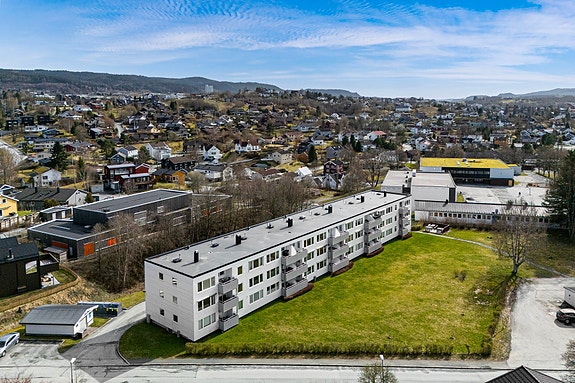 Velkommen til denne attraktive 4-roms leiligheten i populære Fredly borettslag.