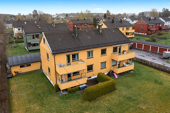 Velkommen til Midtveien 5 - her selges nå en leilighet i 1.etg.- vist til venstre i bilde