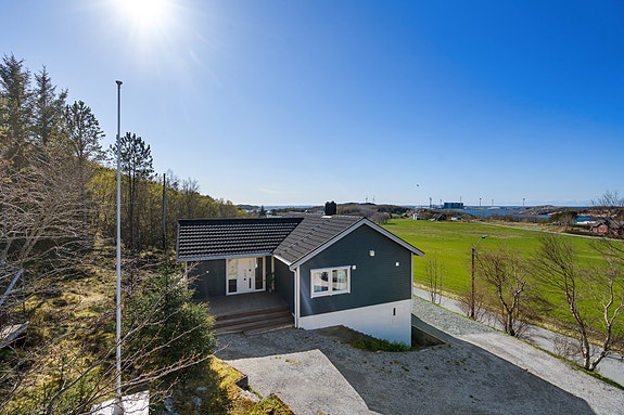 Velkommen til Grandaveien 20 her i flotte omgivelser på Oksvoll!