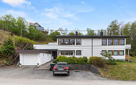 Velkommen til Ole Thingruds veg 5. Halvpart av vertikaldelt tomannsbolig med garasje.