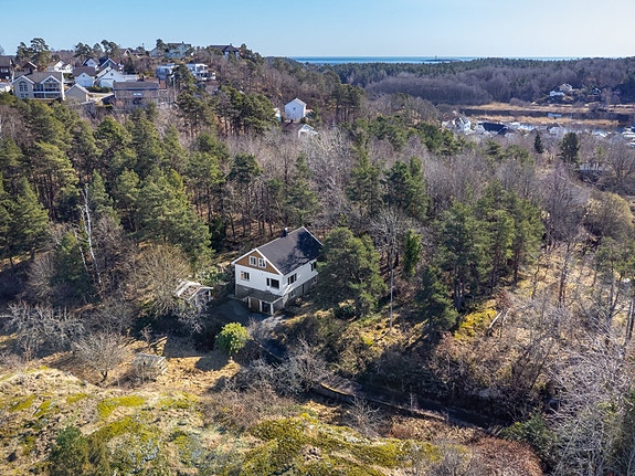 Eiendommen ligger i et populært område vest for Arendal sentrum.