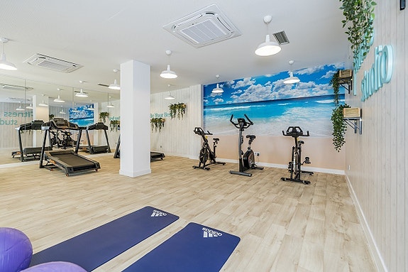 SOLGT! Ny og moderne! 3 soverom, 2 bad   Felles basseng, gym og garasjeplass