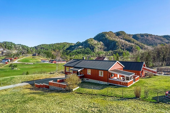 Eiendomsmegler 1 har gleden av å presentere denne eneboligen i Eiken.