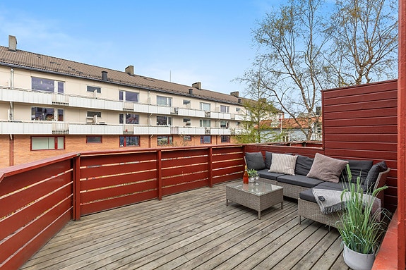 Velkommen til Kirkegata 46! Leiligheten kan skilte med en meget romslig og solvendt uteplass på hele 17 kvm.