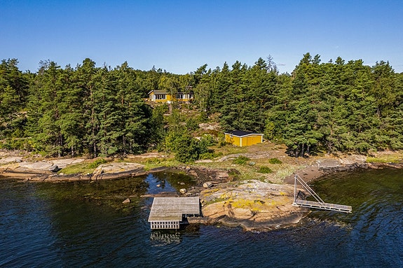 Velkommen til Søndre Oslebakkholmen 4, et ferieparadis på over 12,2 mål, på en usjenert øy utenfor Veierland.